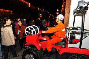 福州：袖珍消防車守護元宵燈會