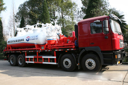 江漢石油管理局第三機械廠新品洗井車交付使用