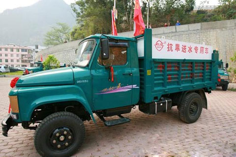 東蘭縣購(gòu)置送水專用車為受旱村民免費(fèi)送水