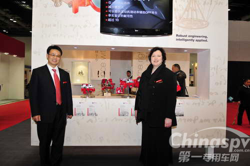 Alison_和陳華在小增壓器前照片