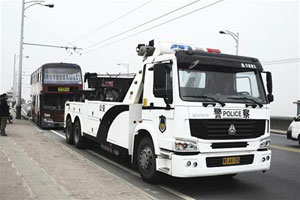 重型清障車亮相江城