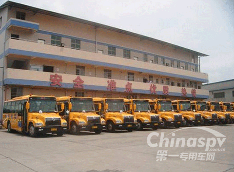 現(xiàn)役服務的金旅校車