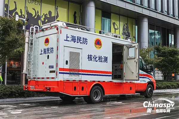 　　車頂的警燈采用左黃右紅的布置，是國內比較常見的款式