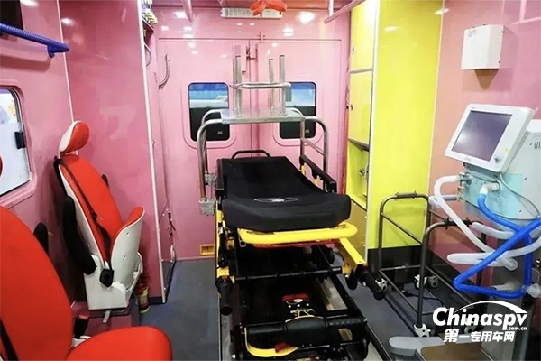 梅賽德斯-奔馳Arocs多功能醫(yī)療搶救單元車亮相四川健博會