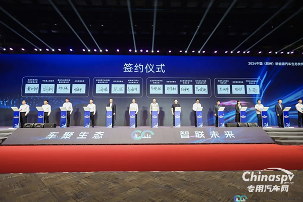 直擊鄭州新能源汽車生態(tài)伙伴大會 宇通環(huán)衛(wèi)自動(dòng)駕駛洗掃車實(shí)力“吸睛”！