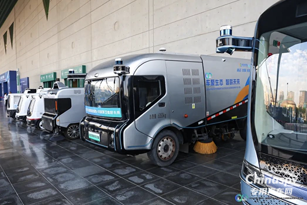 直擊鄭州新能源汽車生態(tài)伙伴大會 宇通環(huán)衛(wèi)自動(dòng)駕駛洗掃車實(shí)力“吸睛”！
