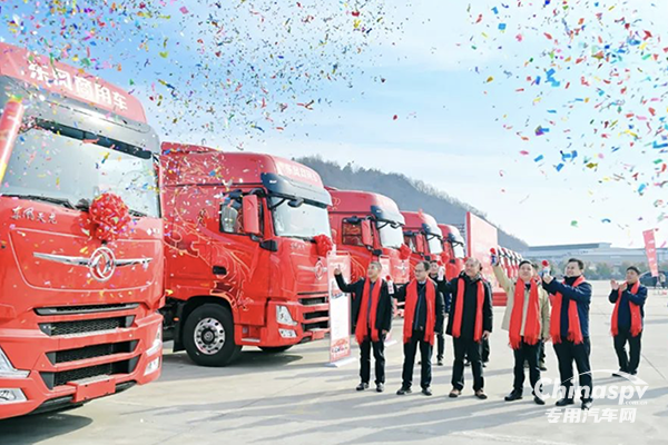 整車一體化事業(yè)加速！東風商用車批量交付倉柵式頭掛一體車