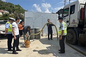 油罐車(chē)違規(guī)卸油被查扣10噸柴油！