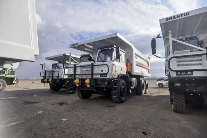 山東重工甲醇增程寬體自卸車征戰(zhàn)新疆煤礦