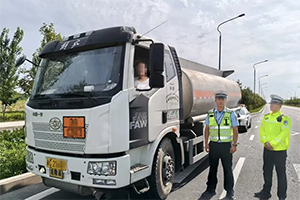 新疆查處押運員無證駕駛?；奋?></a>
                            <div   id=