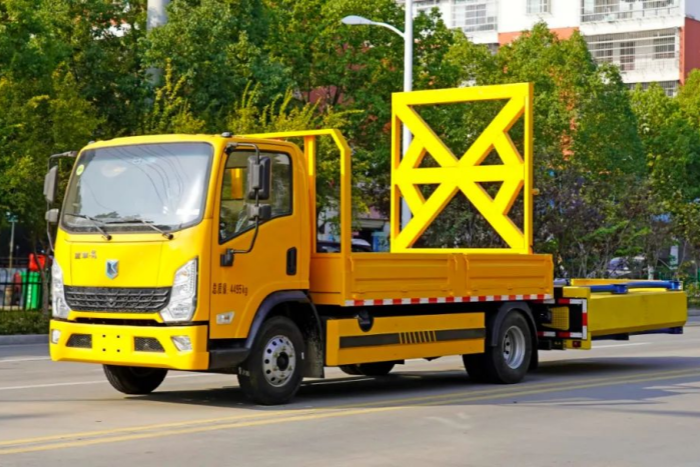 陜汽藍(lán)牌 100k 防撞緩沖車，安全與效能的卓越結(jié)合