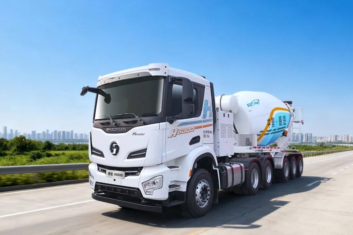 中集·陜汽一體化混動牽引攪拌車，裝得多、跑得遠(yuǎn)，運輸更省心