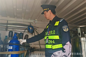 北京查處一危化品車未按規(guī)定攜帶滅火器、防護(hù)眼鏡、面屏等安全裝備