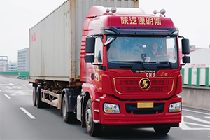 港口集裝箱運輸“效率標桿”，陜汽龍騏+康明斯發(fā)動機自帶加速創(chuàng)富節(jié)奏！