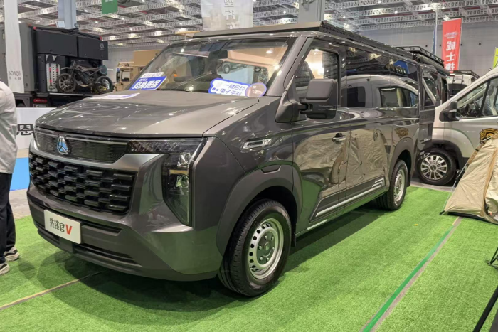 多品類(lèi)強(qiáng)勢(shì)出擊！中國(guó)重汽輕型汽車(chē)首登上海國(guó)際房車(chē)展