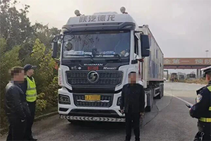 成都查獲一故意撕毀危險品運輸標志、違規(guī)運輸天然氣貨車