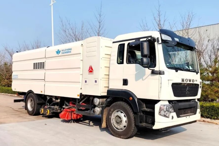 五征18噸純電動(dòng)洗掃車(chē)：超長(zhǎng)續(xù)航 全能潔凈，高效環(huán)衛(wèi)新標(biāo)準(zhǔn)！