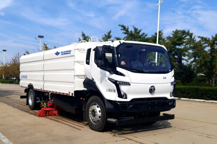 9方水+7方箱，高效續(xù)航6小時(shí)！五征18噸電動(dòng)洗掃車(chē)賦能城市清潔