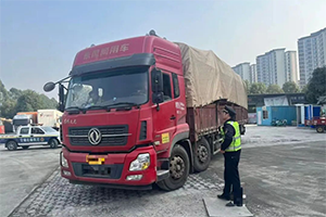 成都查獲一無(wú)證運(yùn)20噸危險(xiǎn)品+超限+報(bào)廢輪胎上路貨車