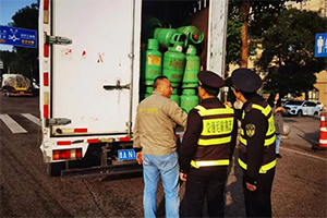 重慶查獲一廂式貨車(chē)裝載240罐廢舊液化氣罐