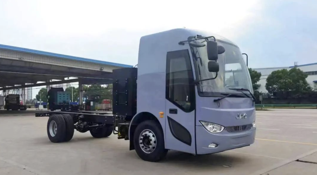 智啟未來(lái)！江淮純電動(dòng)18T洗掃車閃亮登場(chǎng)！