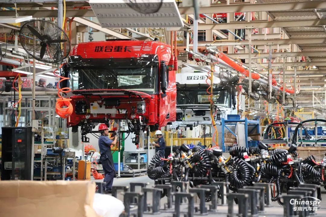 2024年8月15日，在蕪湖市發(fā)改委、市交通運(yùn)輸局、市運(yùn)管中心等部門的鼎力支持下，一場旨在促進(jìn)地方經(jīng)濟(jì)繁榮、深化制造與運(yùn)輸企業(yè)合作的交流會在聯(lián)合重卡舉行。