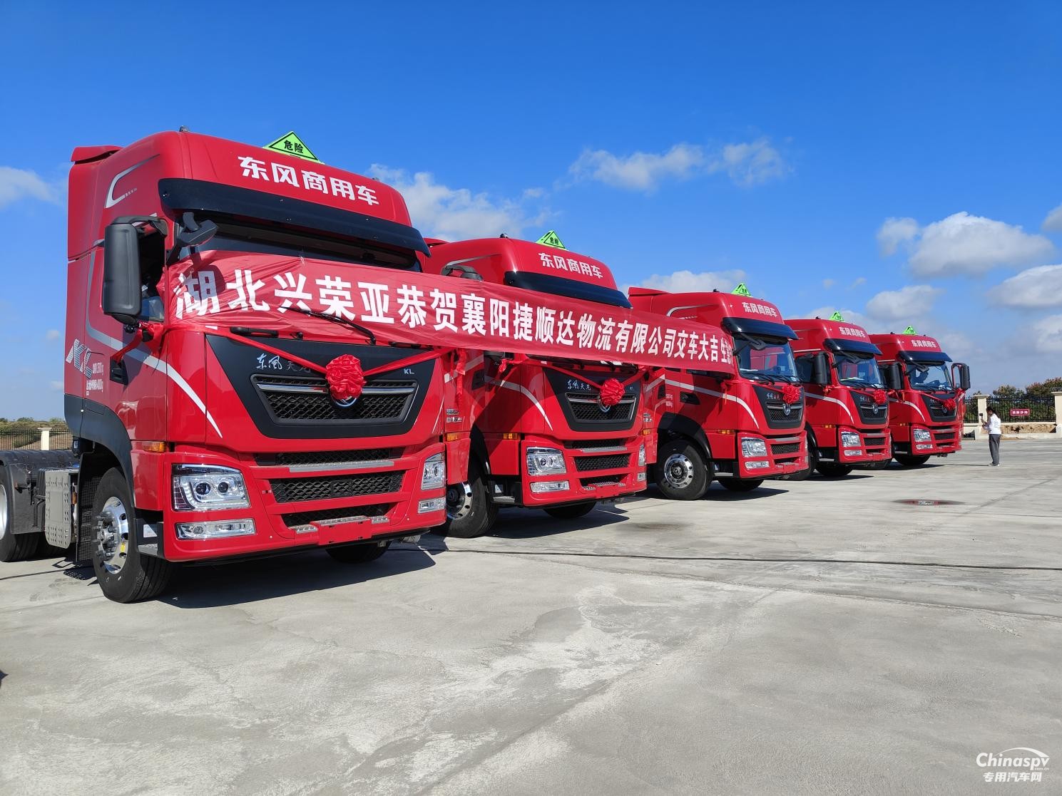 東風(fēng)龍擎3.0危化車批量交付，打造襄陽(yáng)運(yùn)輸安全標(biāo)桿