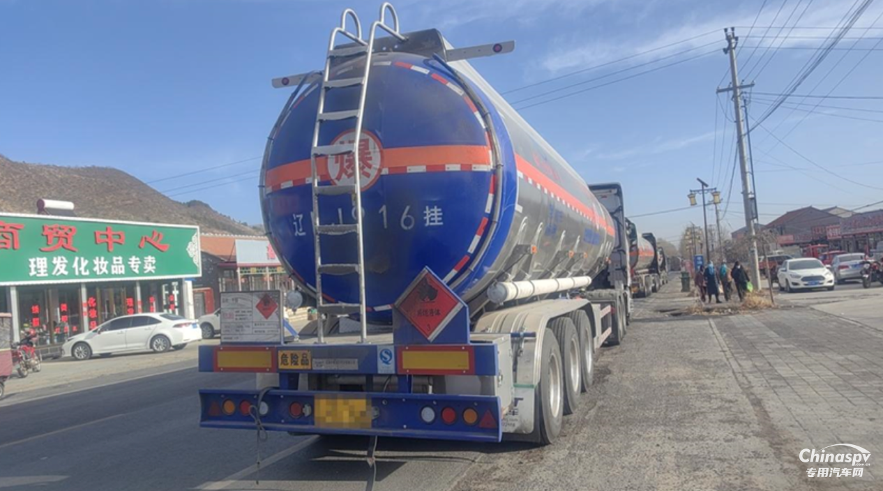 北京重卡危化品運(yùn)輸車