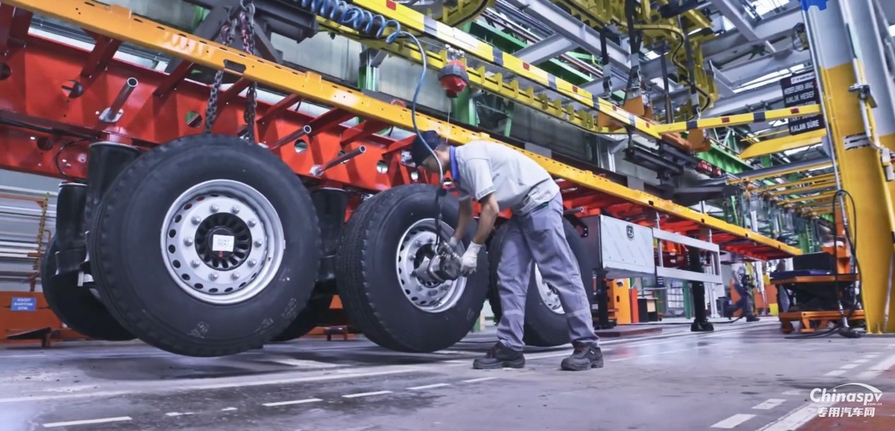 Kassbohrer創(chuàng)新之作：輕松應(yīng)對(duì)各種集裝箱挑戰(zhàn)的掛車