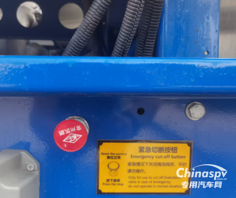 槽罐車是危險(xiǎn)化學(xué)品專用物流運(yùn)輸工具，根據(jù)HSE體系管理要求，承運(yùn)人應(yīng)落實(shí)好車輛出車前的安全檢查職責(zé)，以確保裝卸貨及配送環(huán)節(jié)安全風(fēng)險(xiǎn)可控。對(duì)于槽罐車的日常安全檢查，我們應(yīng)該關(guān)注以下要點(diǎn)：