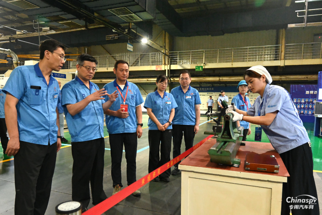 馬旭耀董事長深入“法士特杯”職工職業(yè)技能競賽現(xiàn)場指導(dǎo)工作