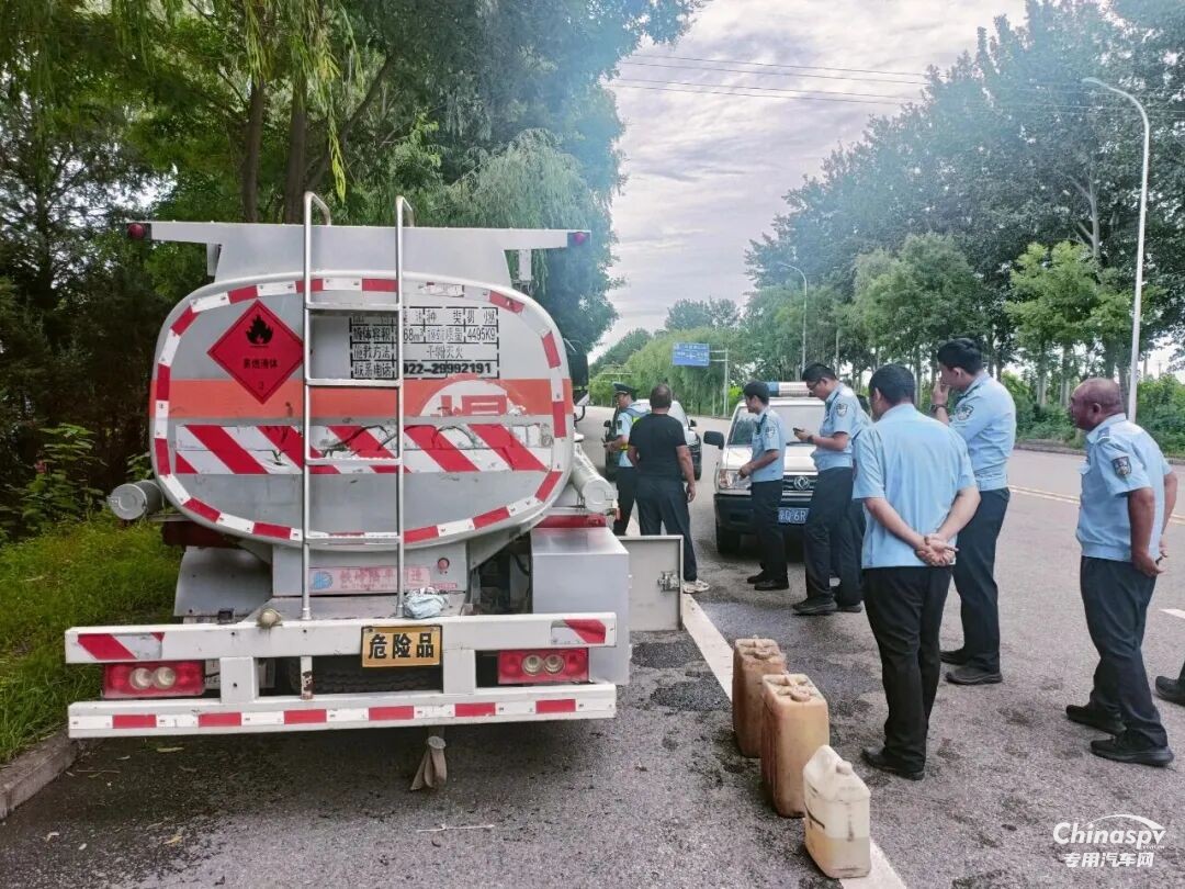 北京查獲一危貨駕駛員“無證上崗”違法行為