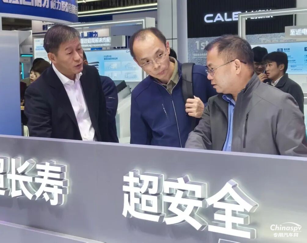 更智能、更綠色！東風(fēng)龍擎實(shí)力亮相2025中國(guó)國(guó)際商用車展