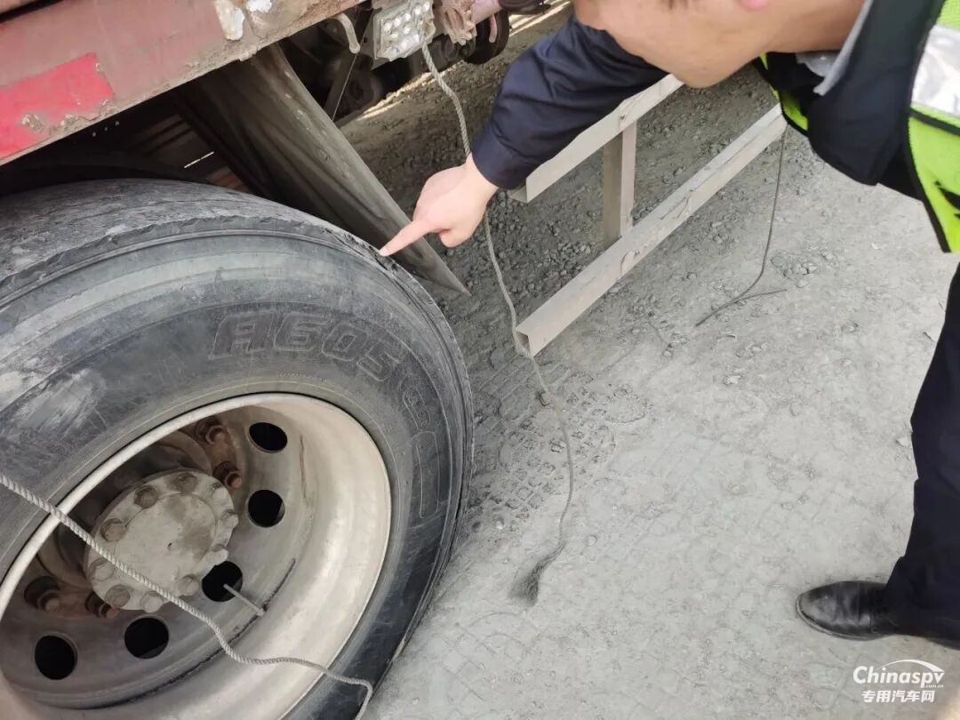 成都查獲一無證運20噸危險品+超限+報廢輪胎上路貨車