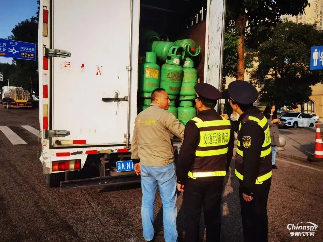 重慶查獲一廂式貨車裝載240罐廢舊液化氣罐