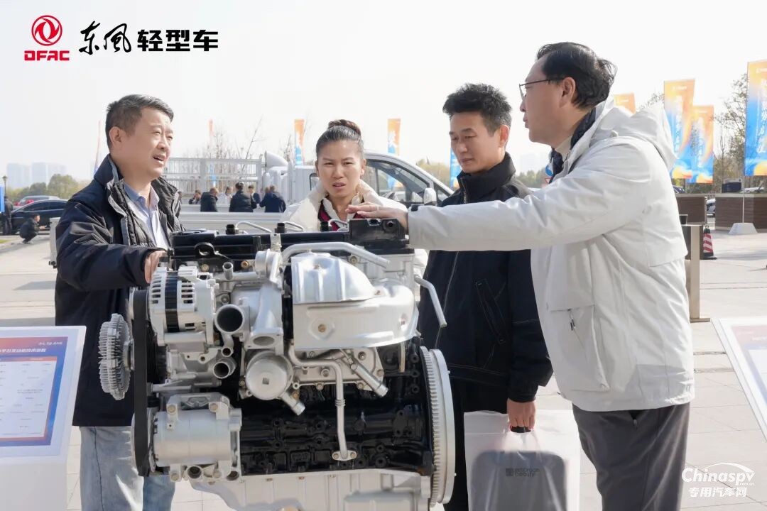 東風(fēng)輕發(fā)ZD25/M9T亮相2026年度合作伙伴大會(huì)
