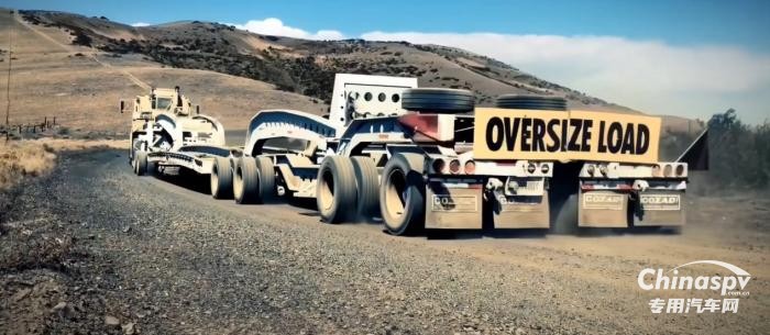 美國主戰(zhàn)坦克的得力助手：Oshkosh M1070軍用大件運(yùn)輸車