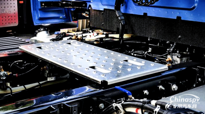 拉風外形+高端內核，江淮跨越V5閃耀武漢車展