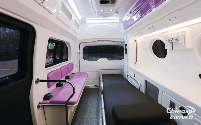 宇通奔馳威霆救護車，專業(yè)高效為生命護航！