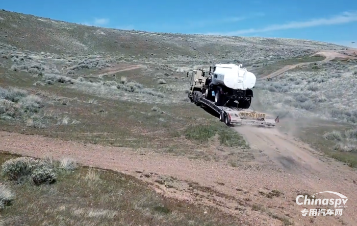 美國主戰(zhàn)坦克的得力助手：Oshkosh M1070軍用大件運(yùn)輸車