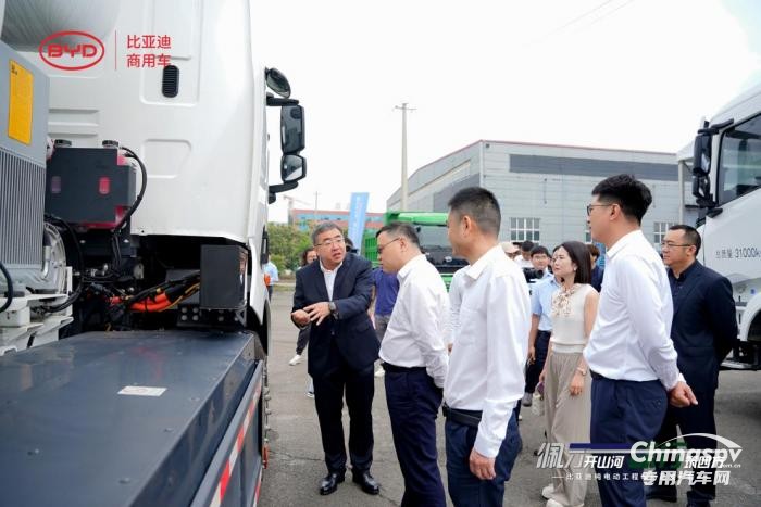 更靈活更高效！比亞迪純電動(dòng)三軸工程車首次亮相