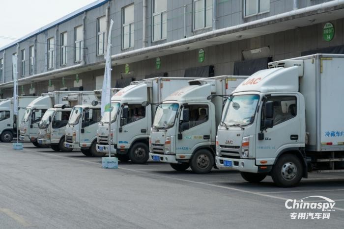 安徽合肥蘇師傅：老鄉(xiāng)雞走向全國(guó)，江淮1卡全程護(hù)航，守護(hù)干凈、新鮮、衛(wèi)生